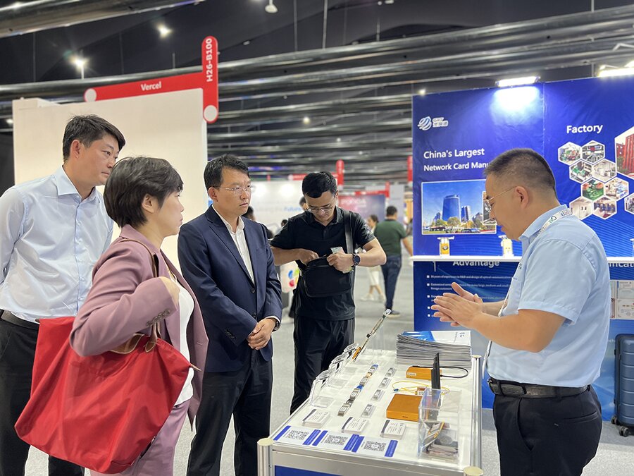 通州区副区长林正航一行在光润通科技GITEX展位前听取介绍 通州区副区长林正航一行在光润通科技GITEX展位前听取介绍