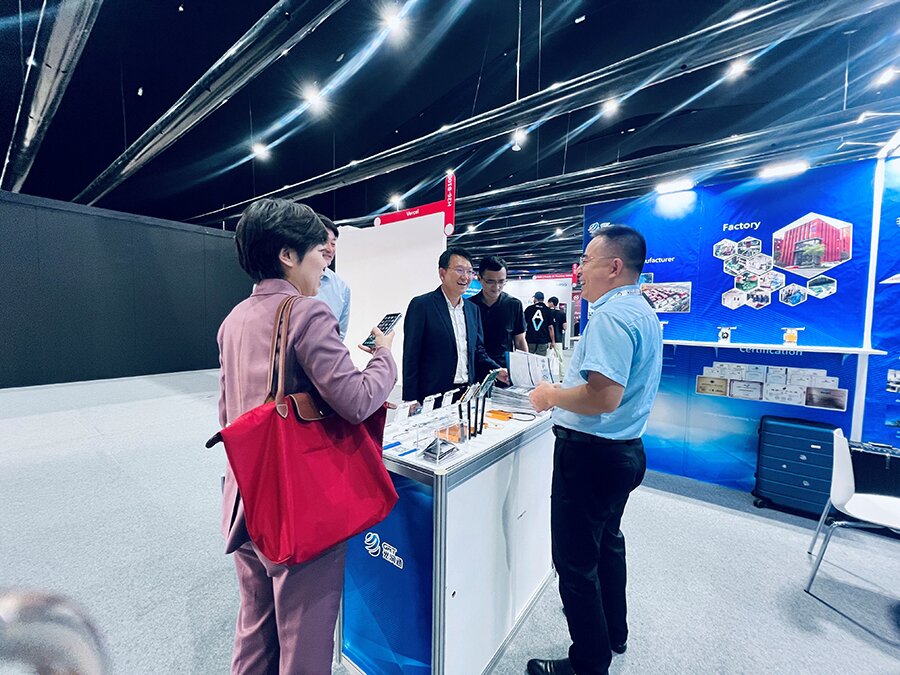 通州区副区长林正航一行在光润通科技GITEX展位前听取介绍 通州区副区长林正航一行在光润通科技GITEX展位前听取介绍