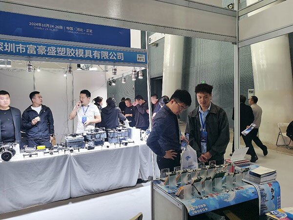 给客户讲解光润通网卡产品